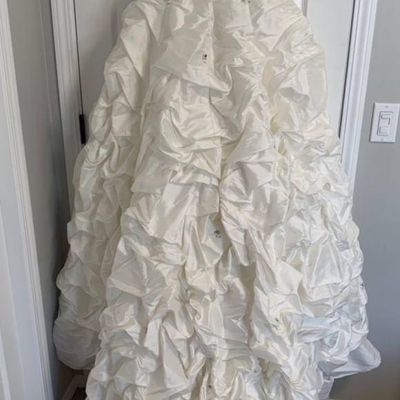 Wedding Dress with veil - Picture 2 of 4